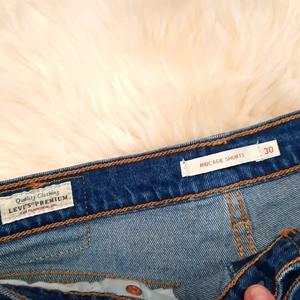 Levi's Ribcage Distressed Jean Shorts - Picture 3 of 5